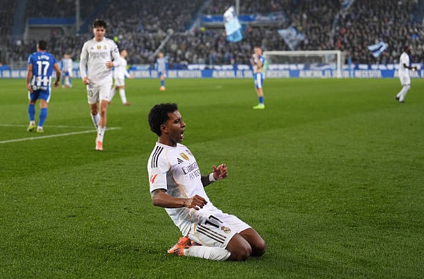 ريال مدريد يستعيد نغمة الانتصارات بثنائية أمام ألافيس في الليجا 